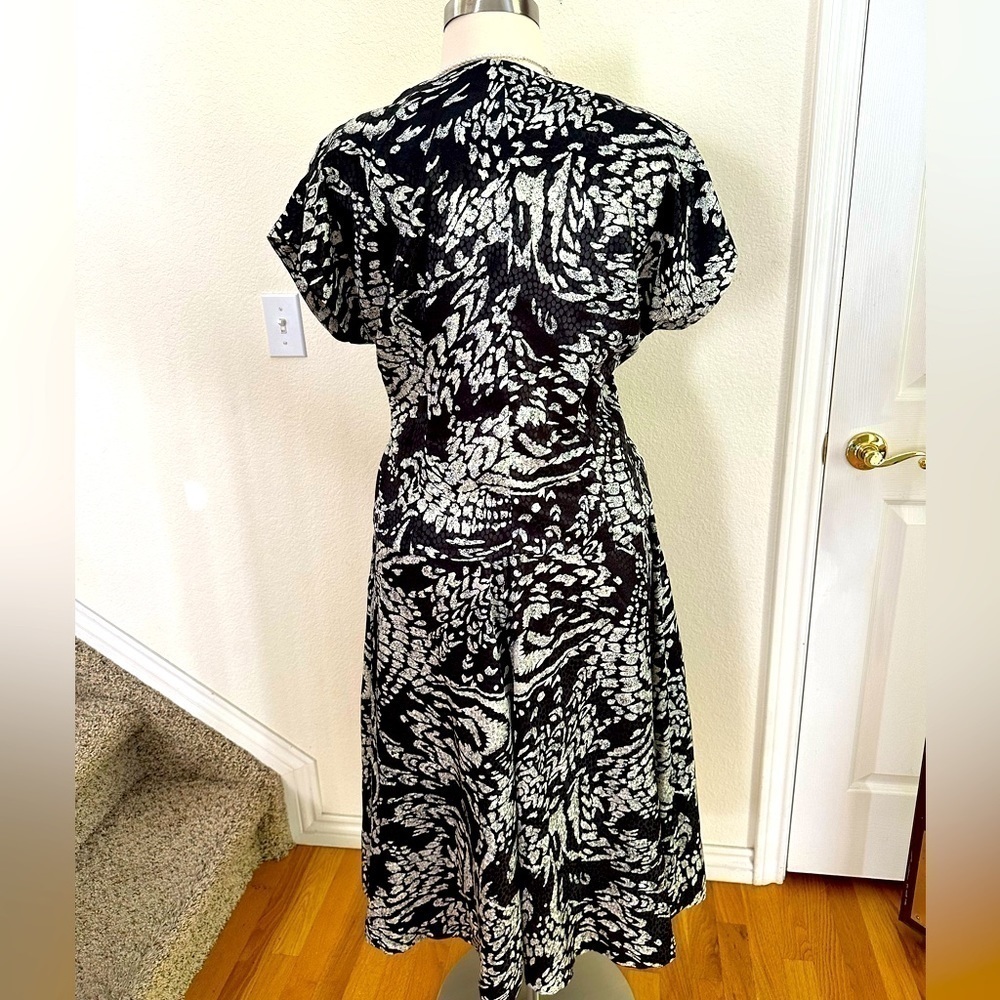 Beautifully tailored, 4 piece black and cream “batik”: 2 skirts and 2 tops - Picture 2 of 16